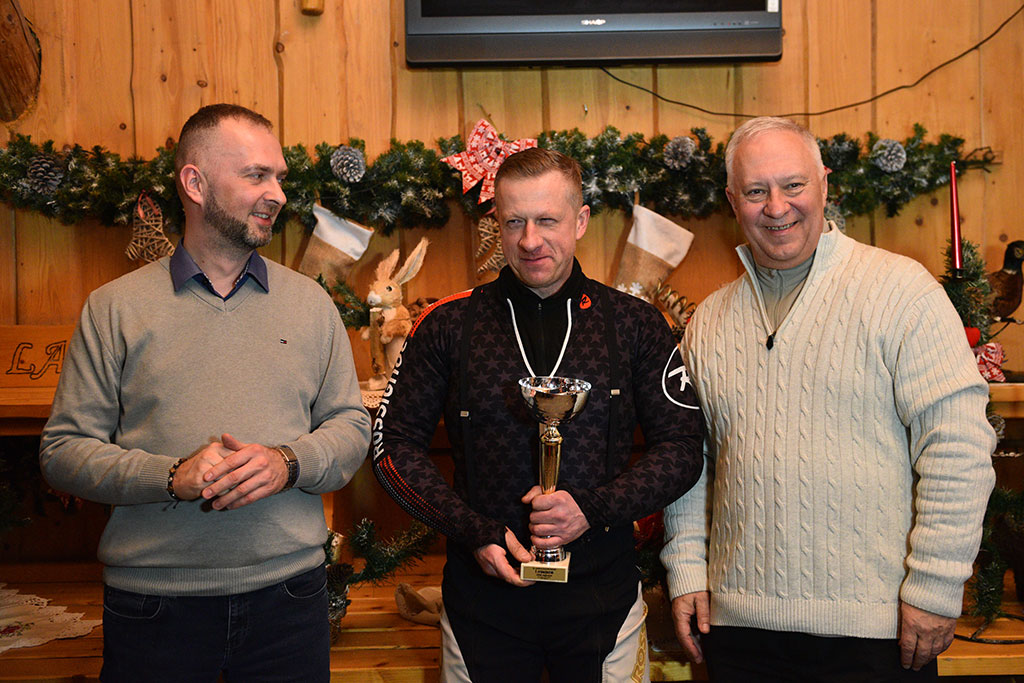 Uroczysta dekoracja najlepszych narciarzy i snowboardzistów