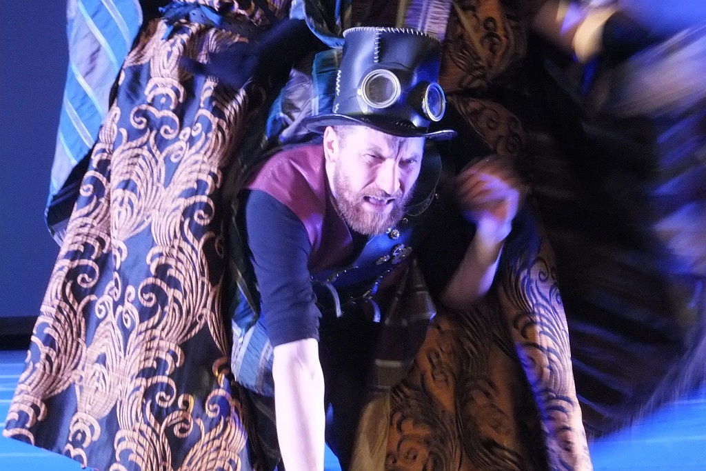 Jedna z „Klechd  sezamowych” na scenie Teatru Modrzejewskiej