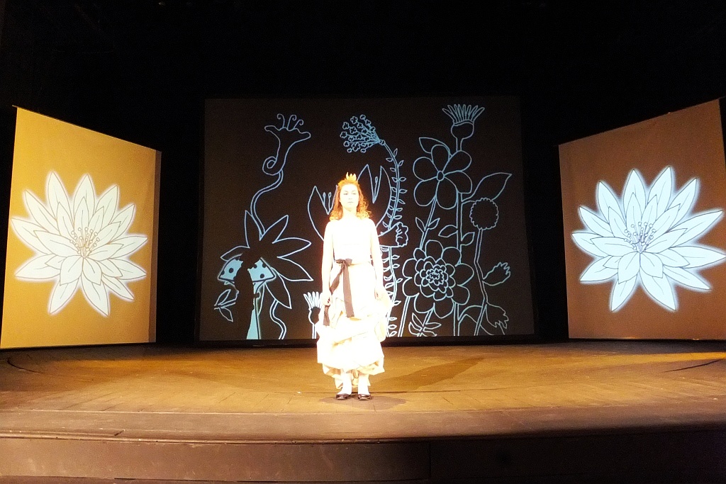 Jedna z „Klechd  sezamowych” na scenie Teatru Modrzejewskiej