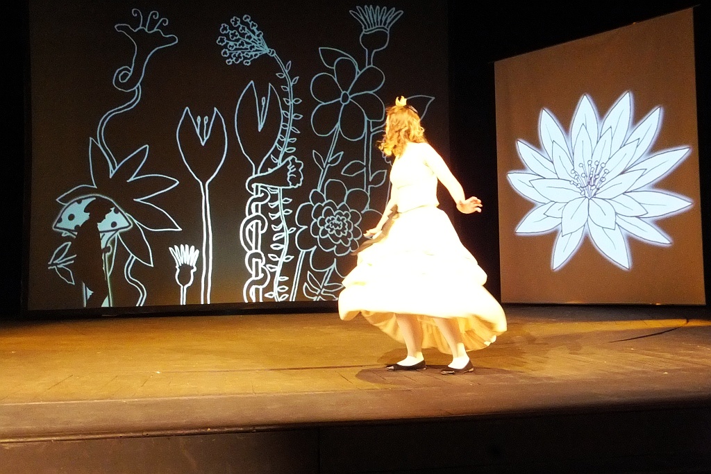 Jedna z „Klechd  sezamowych” na scenie Teatru Modrzejewskiej