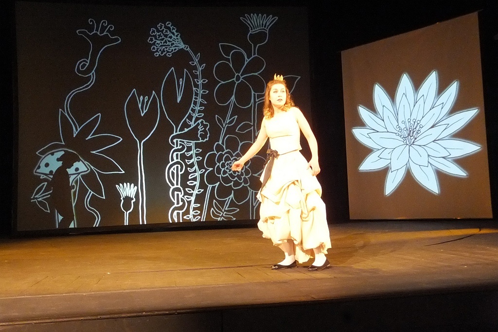 Jedna z „Klechd  sezamowych” na scenie Teatru Modrzejewskiej