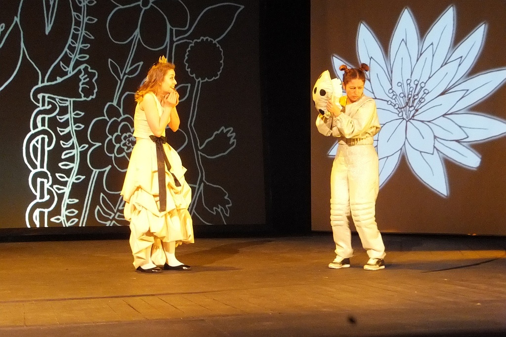 Jedna z „Klechd  sezamowych” na scenie Teatru Modrzejewskiej