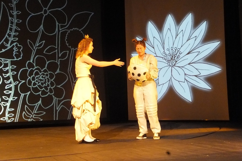 Jedna z „Klechd  sezamowych” na scenie Teatru Modrzejewskiej