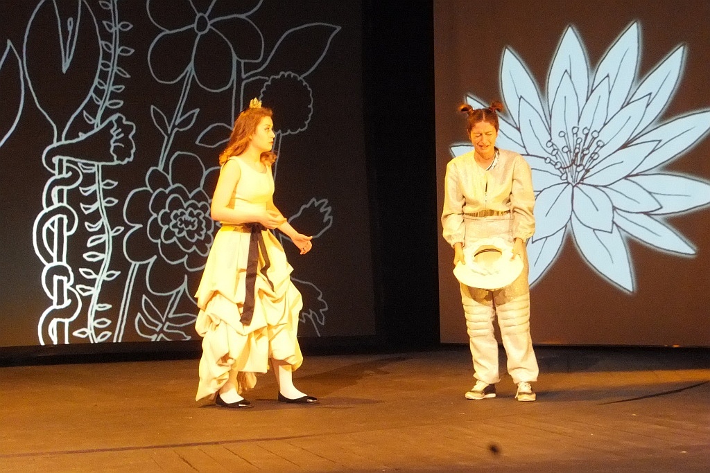 Jedna z „Klechd  sezamowych” na scenie Teatru Modrzejewskiej
