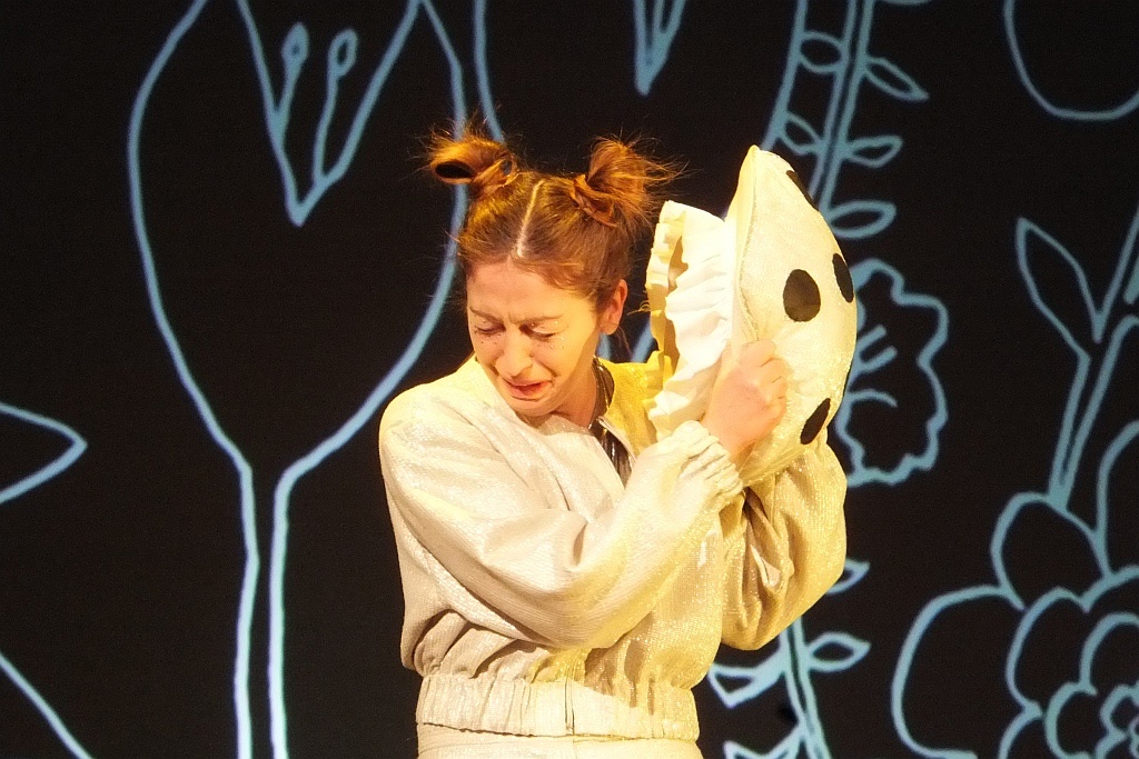 Jedna z „Klechd  sezamowych” na scenie Teatru Modrzejewskiej