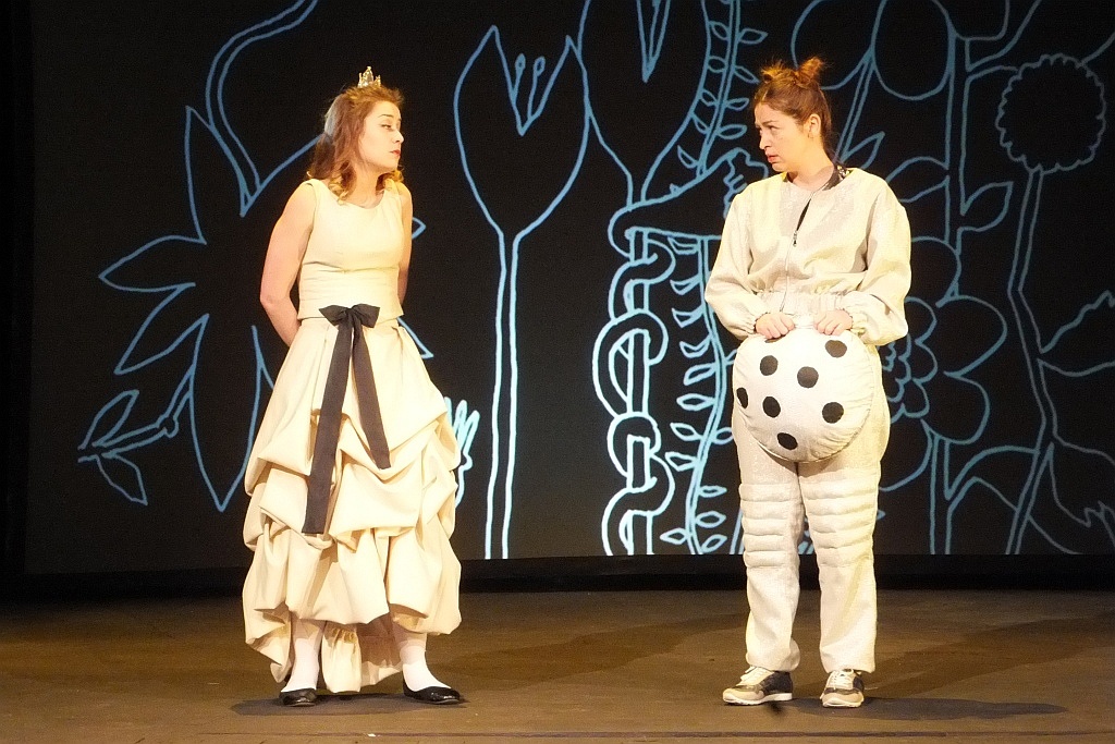 Jedna z „Klechd  sezamowych” na scenie Teatru Modrzejewskiej