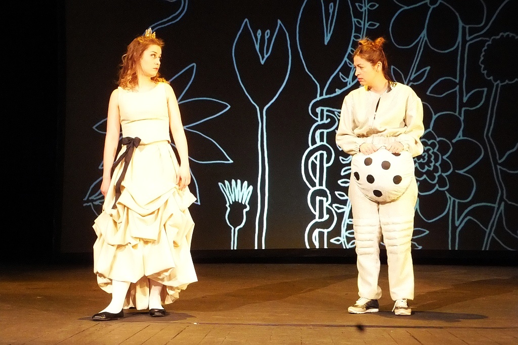 Jedna z „Klechd  sezamowych” na scenie Teatru Modrzejewskiej