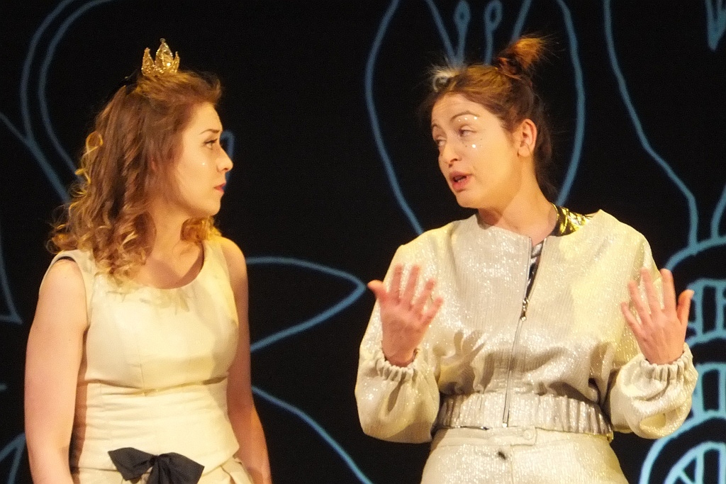 Jedna z „Klechd  sezamowych” na scenie Teatru Modrzejewskiej