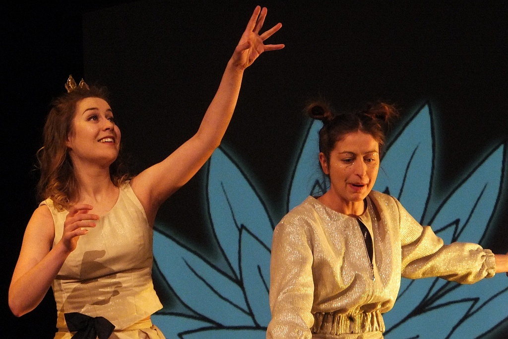 Jedna z „Klechd  sezamowych” na scenie Teatru Modrzejewskiej