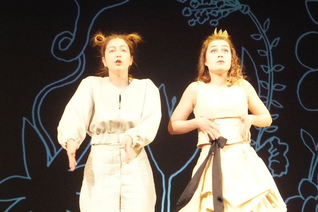 Jedna z „Klechd  sezamowych” na scenie Teatru Modrzejewskiej