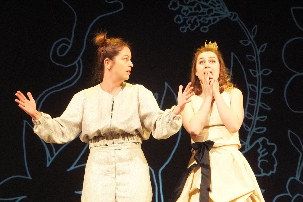 Jedna z „Klechd  sezamowych” na scenie Teatru Modrzejewskiej