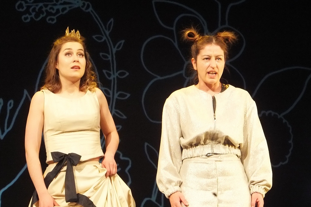 Jedna z „Klechd  sezamowych” na scenie Teatru Modrzejewskiej