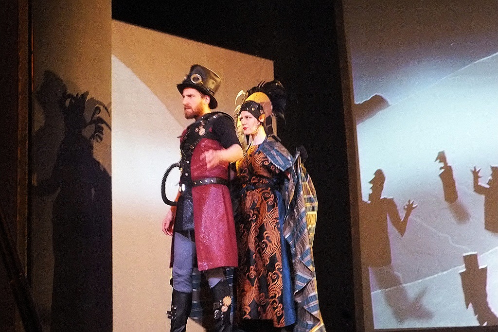 Jedna z „Klechd  sezamowych” na scenie Teatru Modrzejewskiej