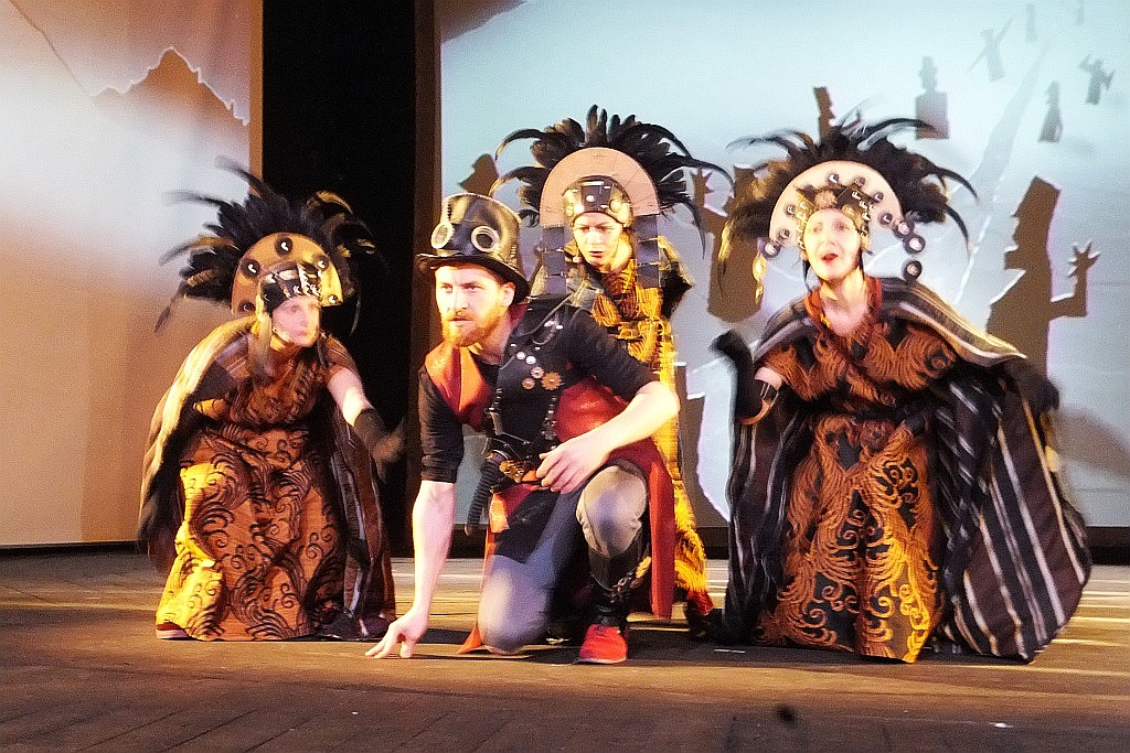 Jedna z „Klechd  sezamowych” na scenie Teatru Modrzejewskiej