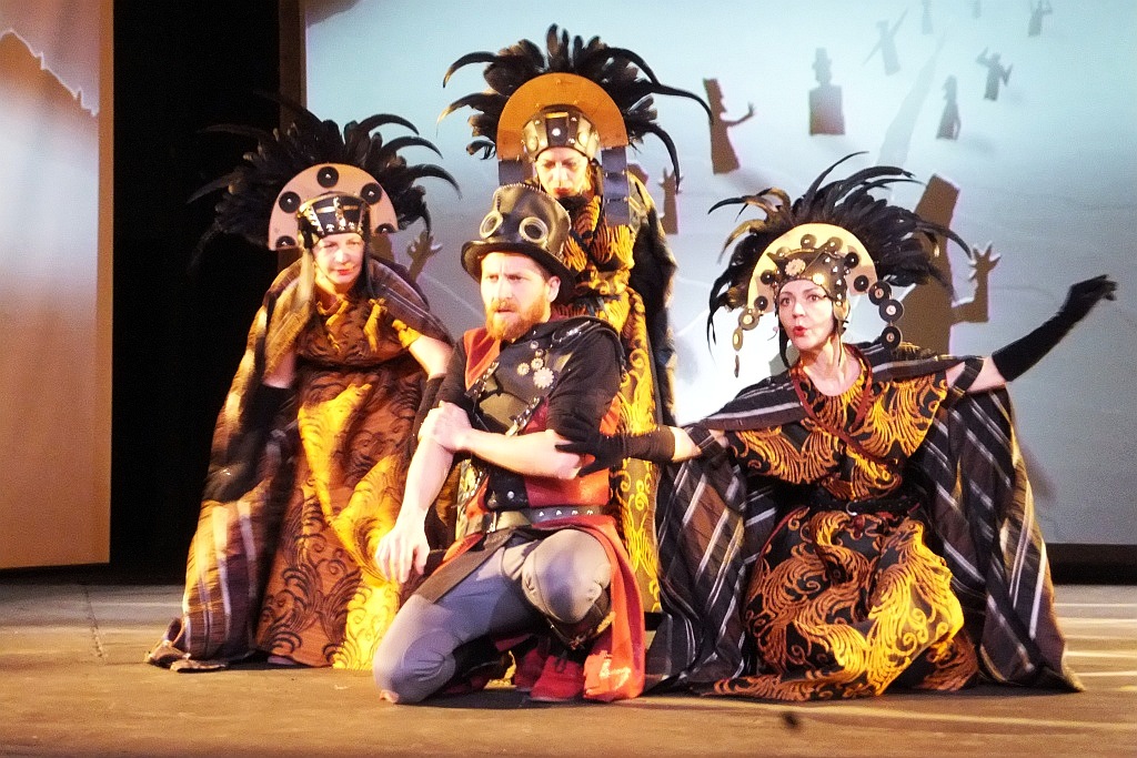 Jedna z „Klechd  sezamowych” na scenie Teatru Modrzejewskiej