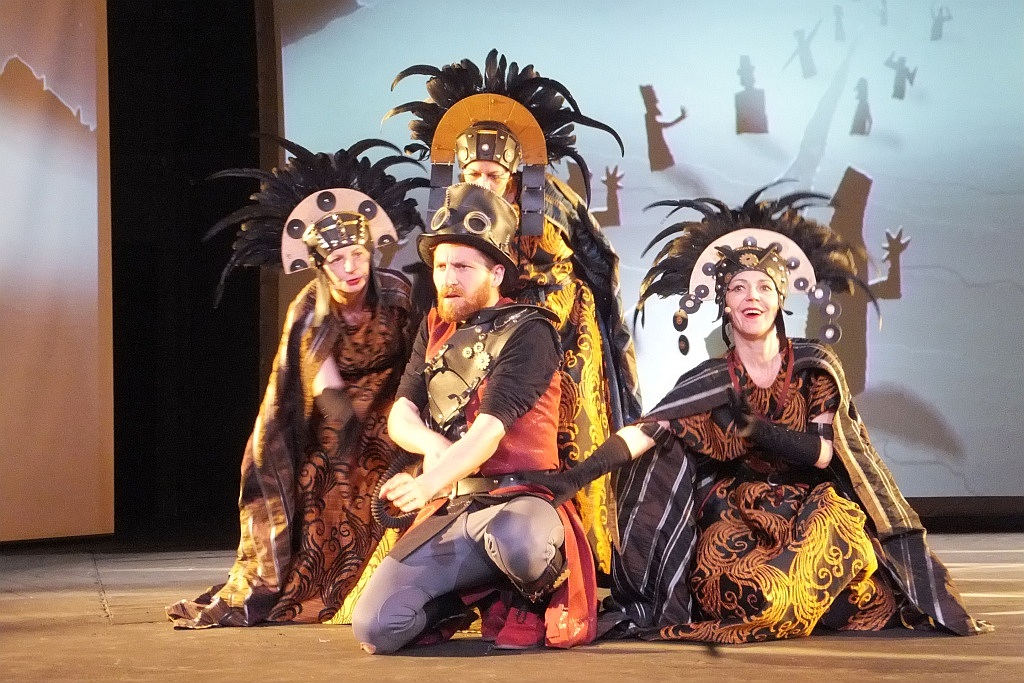 Jedna z „Klechd  sezamowych” na scenie Teatru Modrzejewskiej
