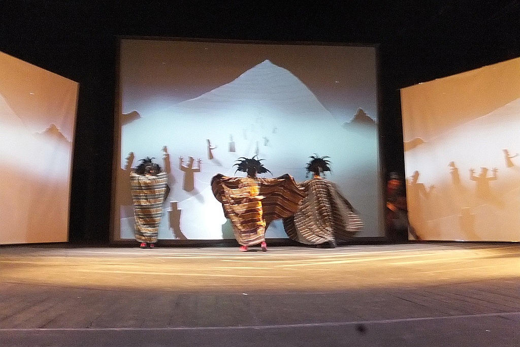Jedna z „Klechd  sezamowych” na scenie Teatru Modrzejewskiej