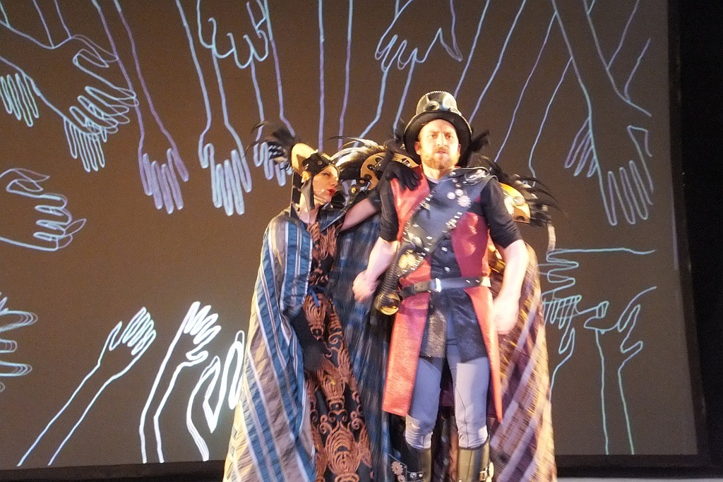 Jedna z „Klechd  sezamowych” na scenie Teatru Modrzejewskiej