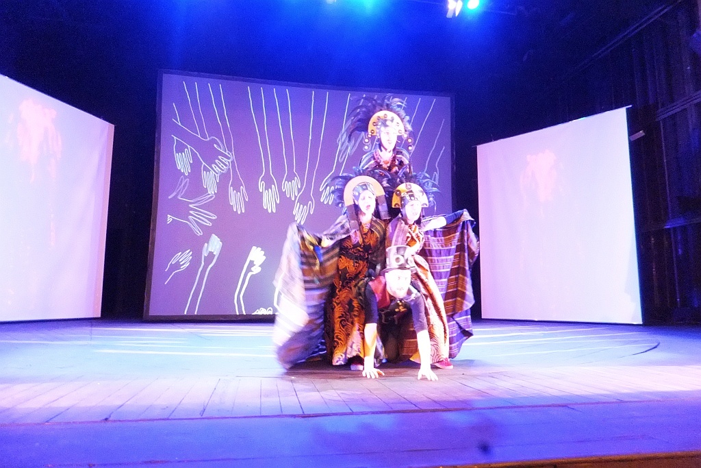 Jedna z „Klechd  sezamowych” na scenie Teatru Modrzejewskiej
