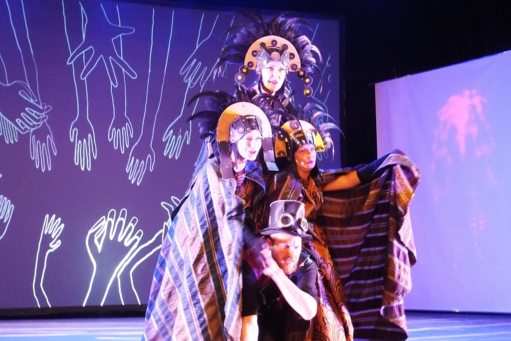 Jedna z „Klechd  sezamowych” na scenie Teatru Modrzejewskiej