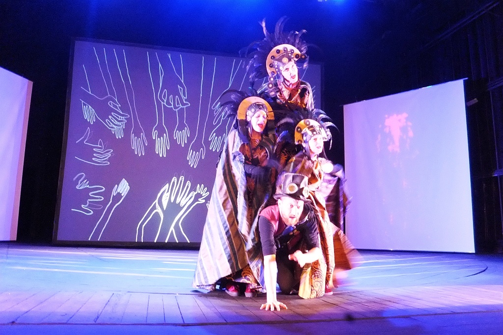 Jedna z „Klechd  sezamowych” na scenie Teatru Modrzejewskiej