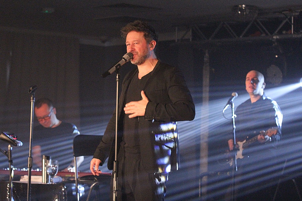 Koncert Andrzeja „Piaska” Piasecznego w hotelu Sękowski