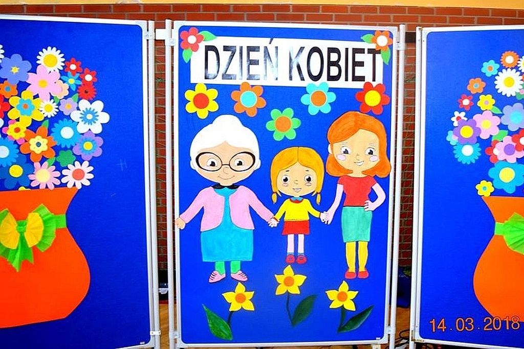 Impreza z okazji Dnia Kobiet zorganizowana w szkole w Krzywej