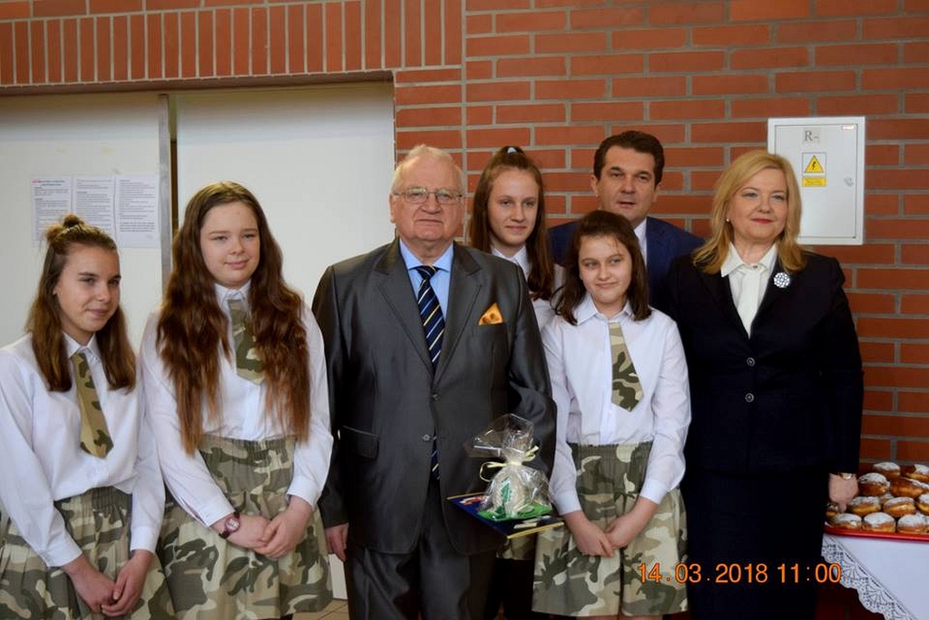 Impreza z okazji Dnia Kobiet zorganizowana w szkole w Krzywej