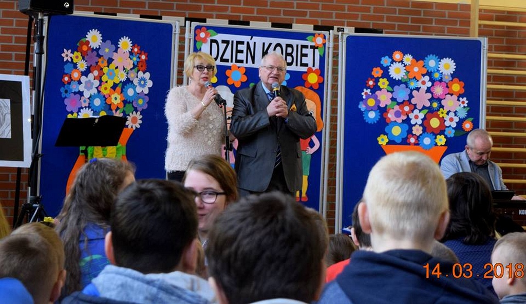Impreza z okazji Dnia Kobiet zorganizowana w szkole w Krzywej