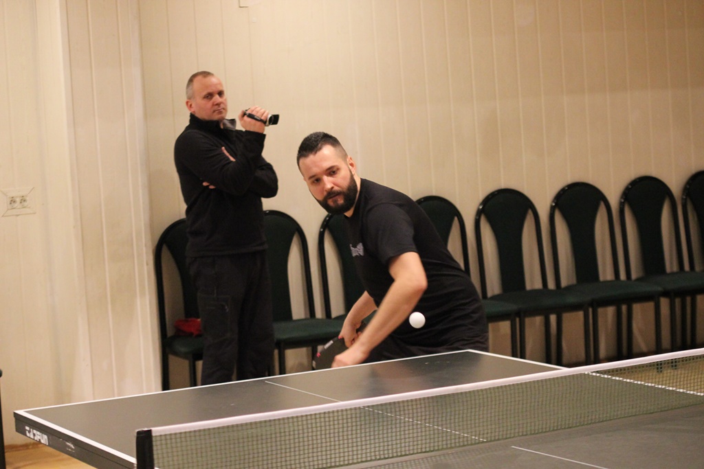 Amatorzy grali w tenisa stołowego w Domu Kultury Atrium