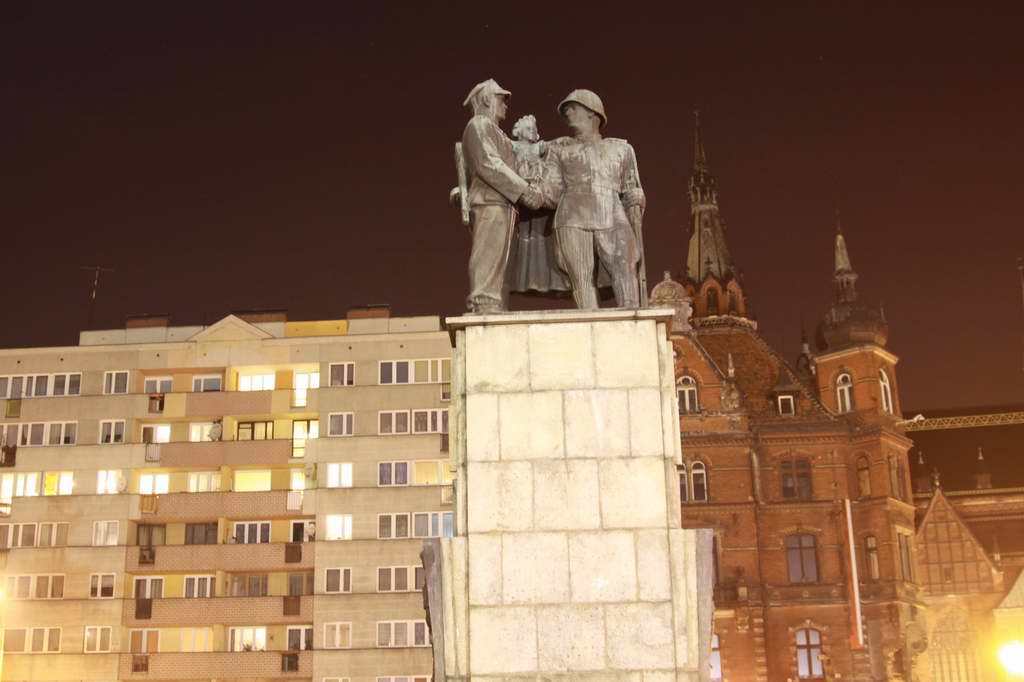 Pomnik, który od 67 lat dzieli legniczan idzie do rozbiórki