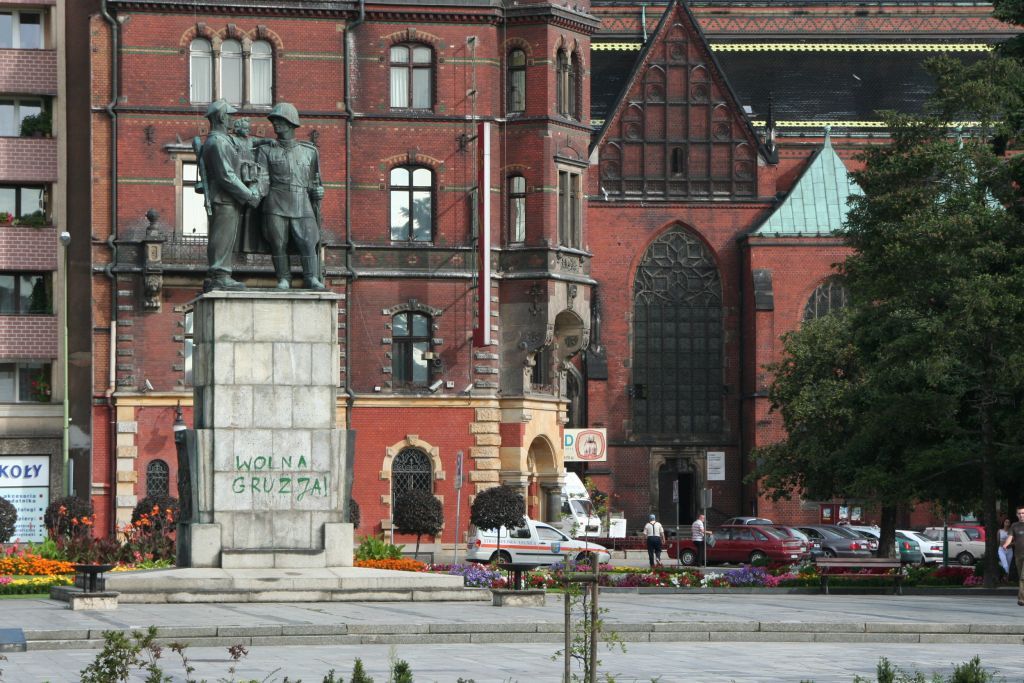 Pomnik, który od 67 lat dzieli legniczan idzie do rozbiórki