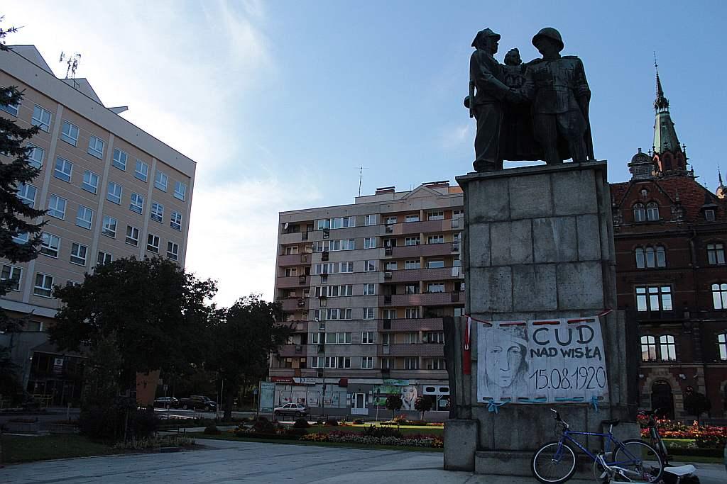 Pomnik, który od 67 lat dzieli legniczan idzie do rozbiórki