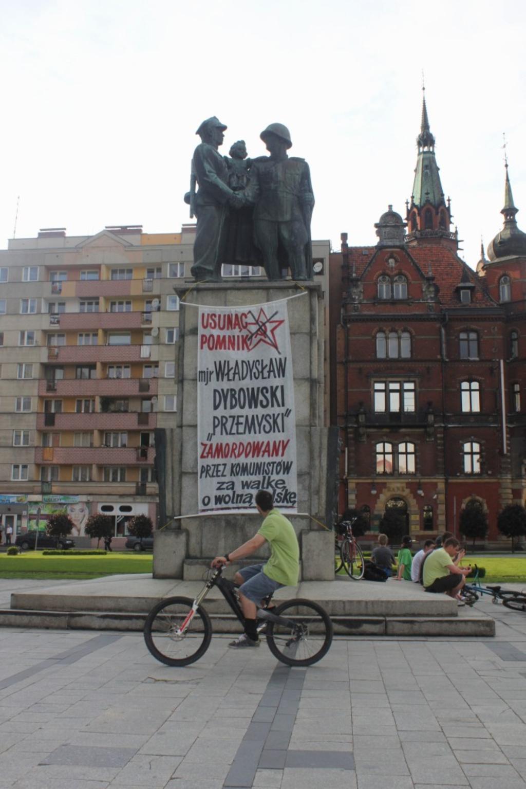 Pomnik, który od 67 lat dzieli legniczan idzie do rozbiórki