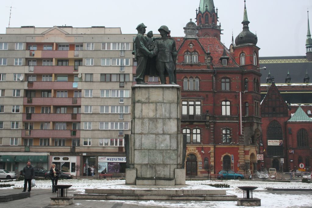 Pomnik, który od 67 lat dzieli legniczan idzie do rozbiórki