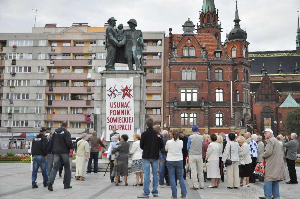 Pomnik, który od 67 lat dzieli legniczan idzie do rozbiórki
