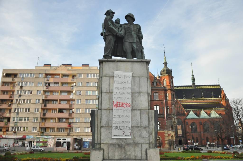 Pomnik, który od 67 lat dzieli legniczan idzie do rozbiórki