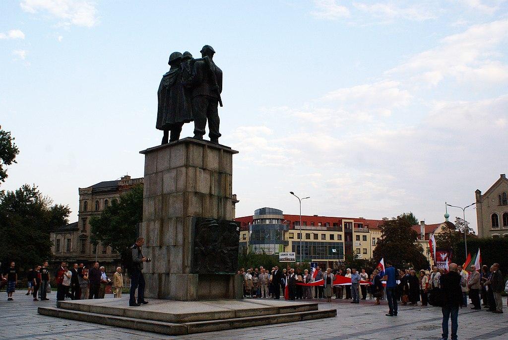 Pomnik, który od 67 lat dzieli legniczan idzie do rozbiórki