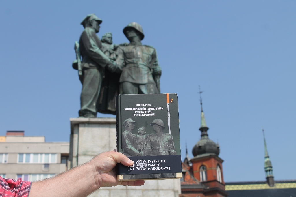 Pomnik, który od 67 lat dzieli legniczan idzie do rozbiórki