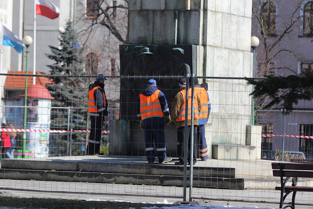 Rozpoczął się demontaż pomnika wdzięczności na pl. Słowiańskim