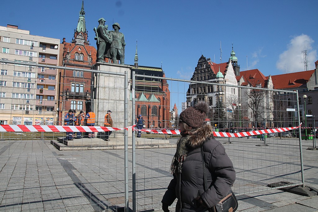 Rozpoczął się demontaż pomnika wdzięczności na pl. Słowiańskim