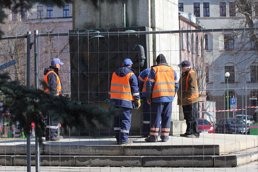Rozpoczął się demontaż pomnika wdzięczności na pl. Słowiańskim