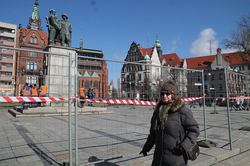 Rozpoczął się demontaż pomnika wdzięczności na pl. Słowiańskim
