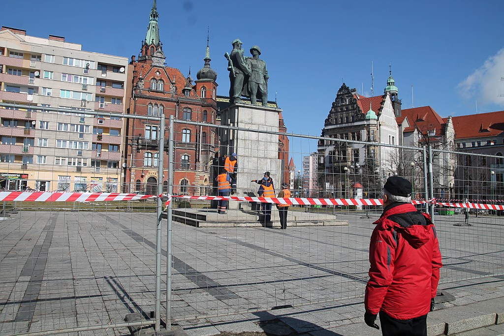 Rozpoczął się demontaż pomnika wdzięczności na pl. Słowiańskim