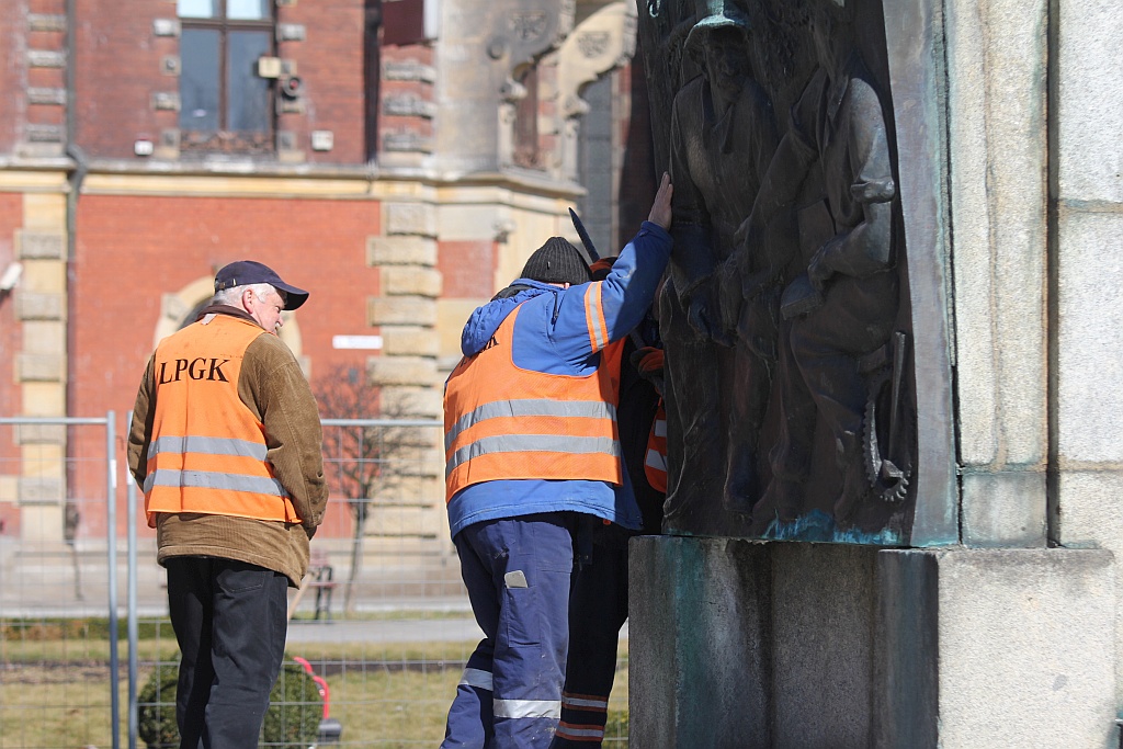 Rozpoczął się demontaż pomnika wdzięczności na pl. Słowiańskim
