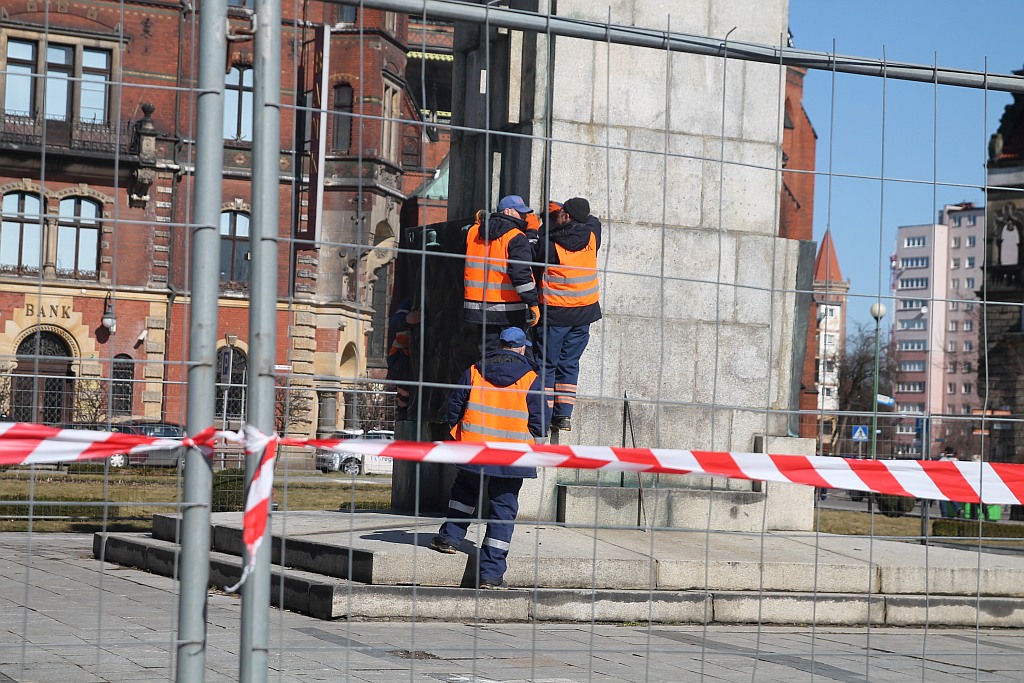 Rozpoczął się demontaż pomnika wdzięczności na pl. Słowiańskim