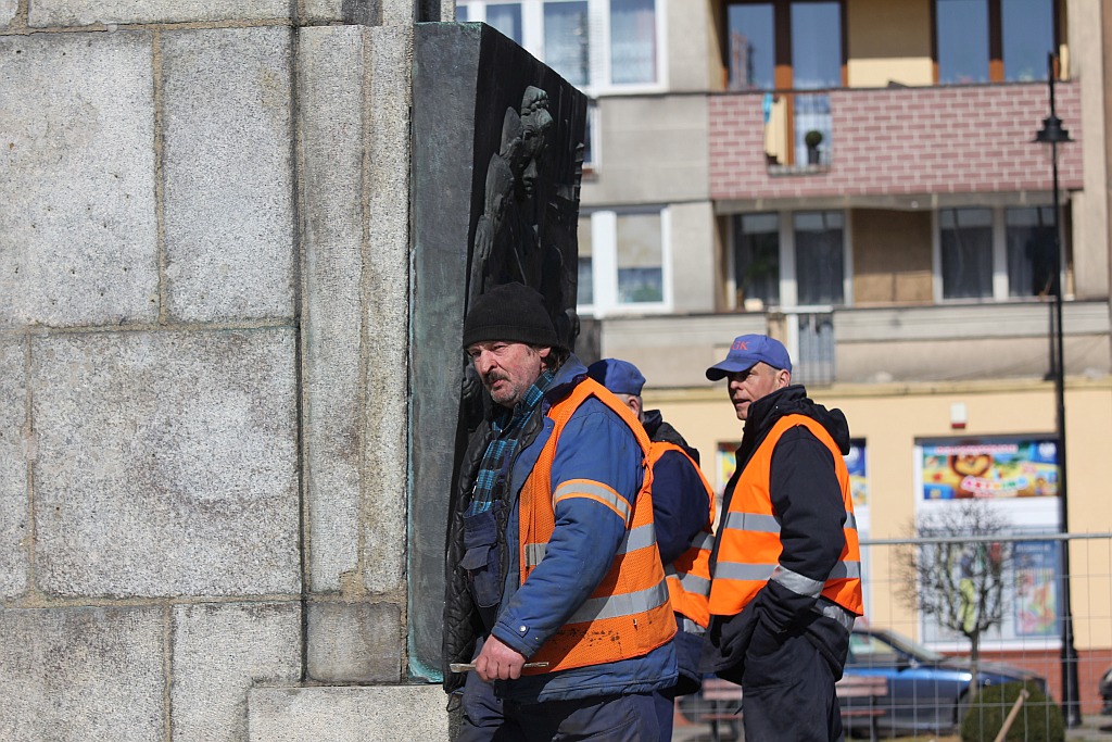 Rozpoczął się demontaż pomnika wdzięczności na pl. Słowiańskim