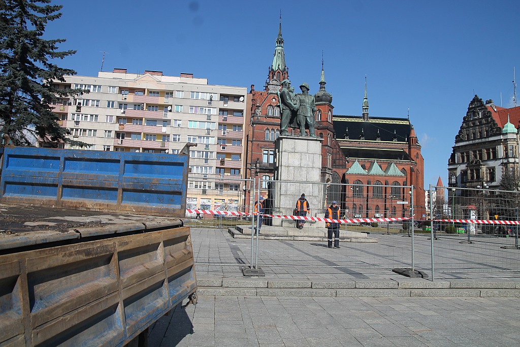 Rozpoczął się demontaż pomnika wdzięczności na pl. Słowiańskim