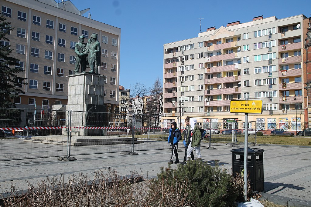 Rozpoczął się demontaż pomnika wdzięczności na pl. Słowiańskim