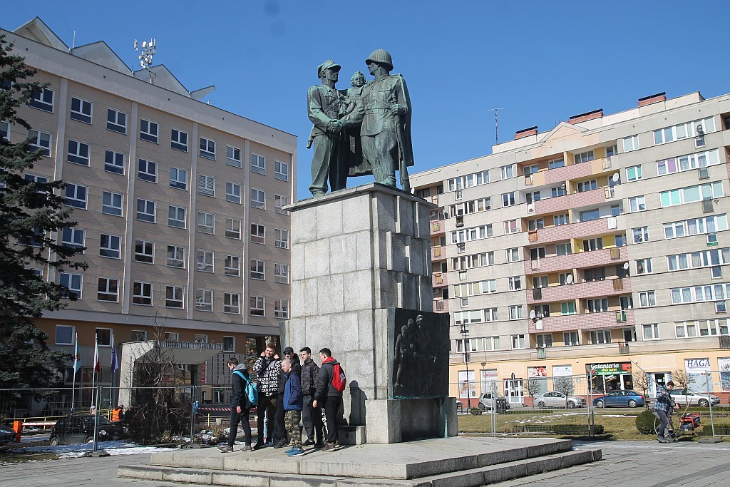 Rozpoczął się demontaż pomnika wdzięczności na pl. Słowiańskim